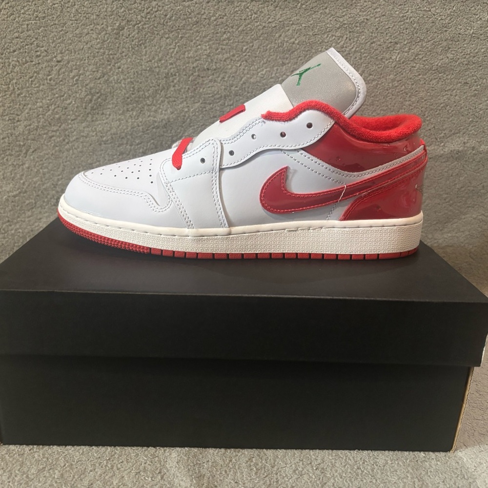 Air Jordan 1 Low SE (GS) – Football Grey / University Red – Size 7Y